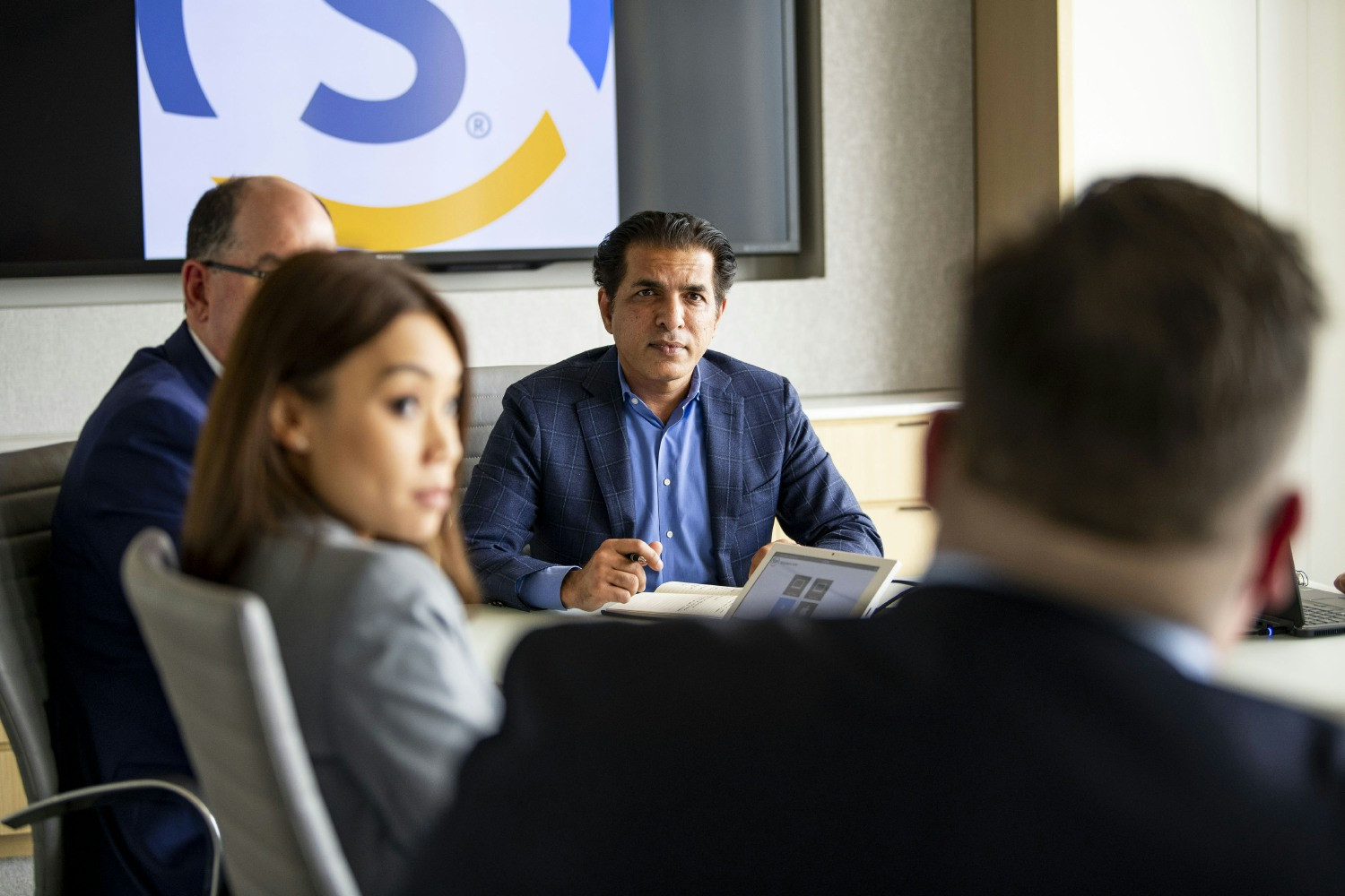 Faisal Naseem, Sooner Inc.'s CEO steers a strategic leadership meeting.